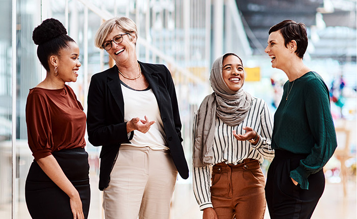 Un groupe de femmes rient dans un bureau