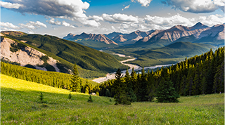 Vue panoramique des montagnes et des vallées vertes